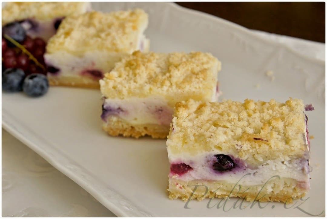 1. obrázek Tvarohové řezy s drobenkou a ovocem