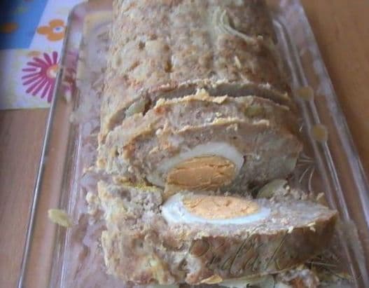 1. obrázek Sekaná plněná vejcem natvrdo pečená v srnčím hřbetě