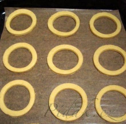 1. obrázek Linecké kroužky plněné piškotovým těstem 