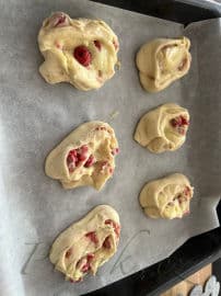 7. obrázek Kynutí  šneci s pudinkem, malinami a  cukrovou polevou