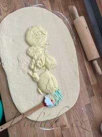 4. obrázek Kynutí  šneci s pudinkem, malinami a  cukrovou polevou