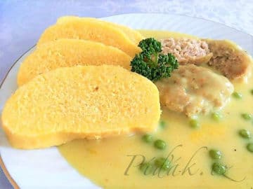 Obrázek Sekané kuřecí biftečky s hráškem na smetaně s kukuřičným knedlíkem