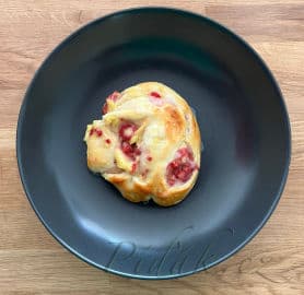 12. obrázek Kynutí  šneci s pudinkem, malinami a  cukrovou polevou