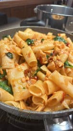 Obrázek Těstoviny s lososem a rajčaty