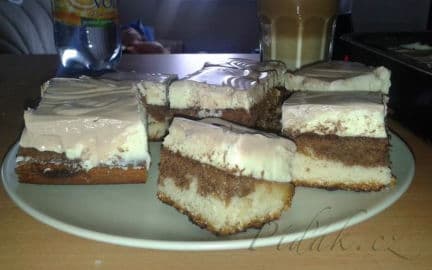 Obrázek Pudinkové řezy s polevou ze zakysanky