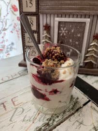 2. obrázek Jogurtový crumble dezert s lesním ovocem 