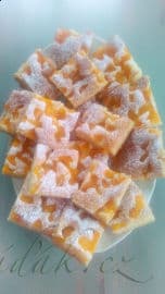 Obrázek Rychlý hrníčkový koláč s broskvemi ke kafíčku