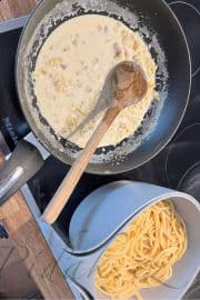 Obrázek Makaróny se smetanovou omáčkou, pancettou, vejci a parmazánem