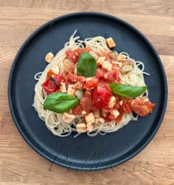 Obrázek Špagety s pečenými rajčaty a sýrem feta