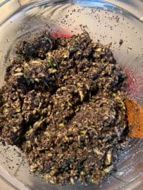 3. obrázek Cuketový koláč se švestkami, mákem a ořechy