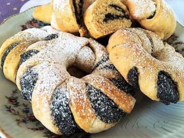 Obrázek Makové rohlíčky a věnečky z datlového těsta