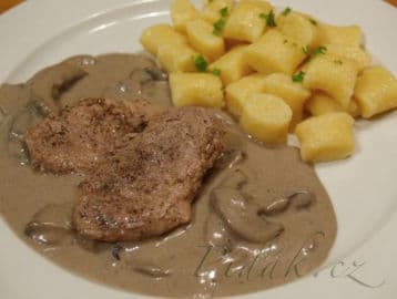 Obrázek Vepřové medailonky se žampionovou omáčkou a bramborovými noky