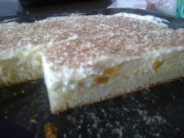 Obrázek Pudinková buchta s broskvemi a šlehačkou