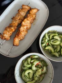 Obrázek Kuřecí na jehle s okurkovým salátkem