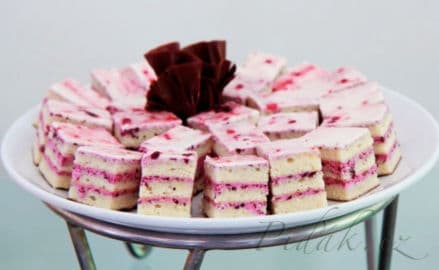 Obrázek Cheesecake philadelphia s bílou čokoládou a třešňovou marmeládou