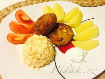 Obrázek Zelné karbanátky s bramborem a zeleným salátem by Romča